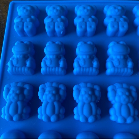 Silicone Gummy Molds - Chocolate Molds- Bears, Frogs, Lions, Monkeys, Penguins - Picture 3 of 6